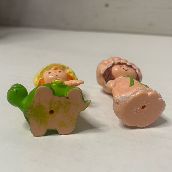 ✨ vintage✨ 1980’s strawberry shortcake Berry Patch Carry Case Cupboard figures - Picture 3 of 4